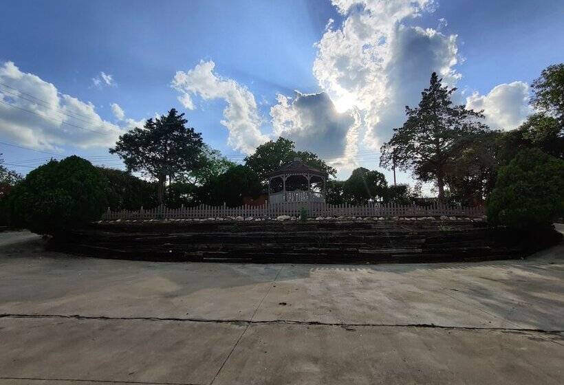 호텔 Days Inn By Wyndham Suites Fredericksburg