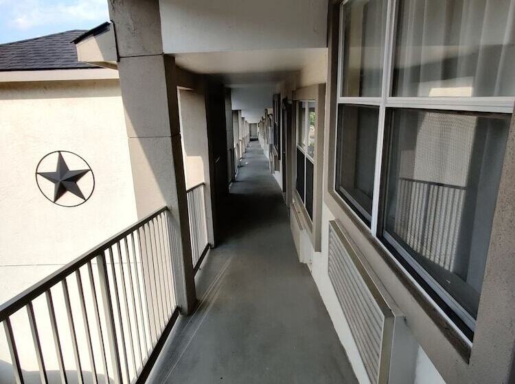 호텔 Days Inn By Wyndham Suites Fredericksburg