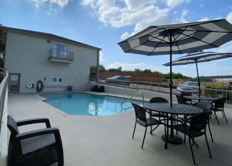 호텔 Days Inn By Wyndham Suites Fredericksburg