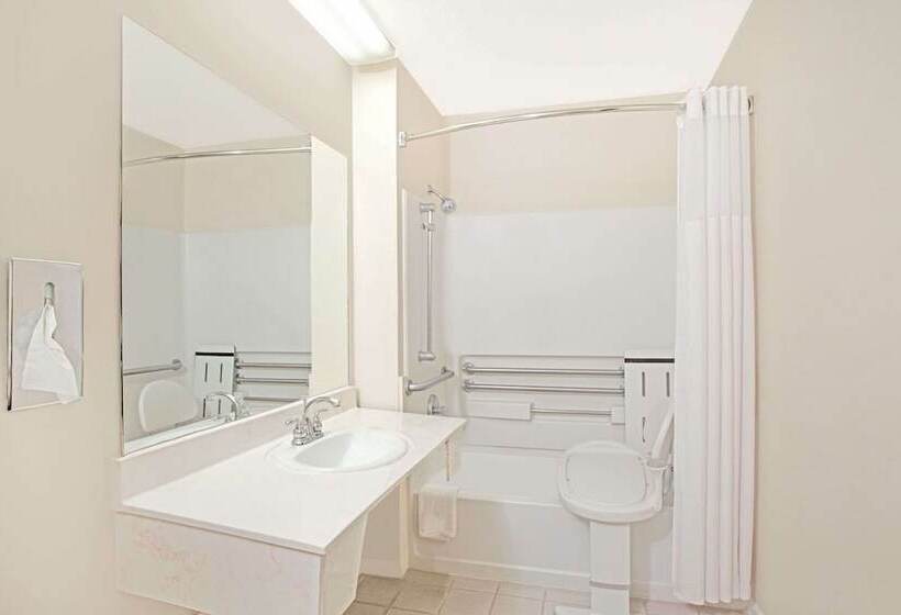 호텔 Days Inn By Wyndham Suites Fredericksburg