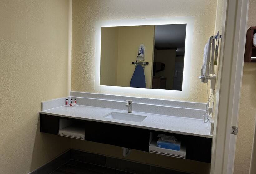 호텔 Days Inn By Wyndham Suites Fredericksburg