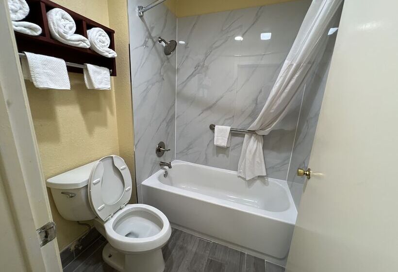 호텔 Days Inn By Wyndham Suites Fredericksburg