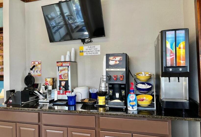 호텔 Days Inn By Wyndham Suites Fredericksburg