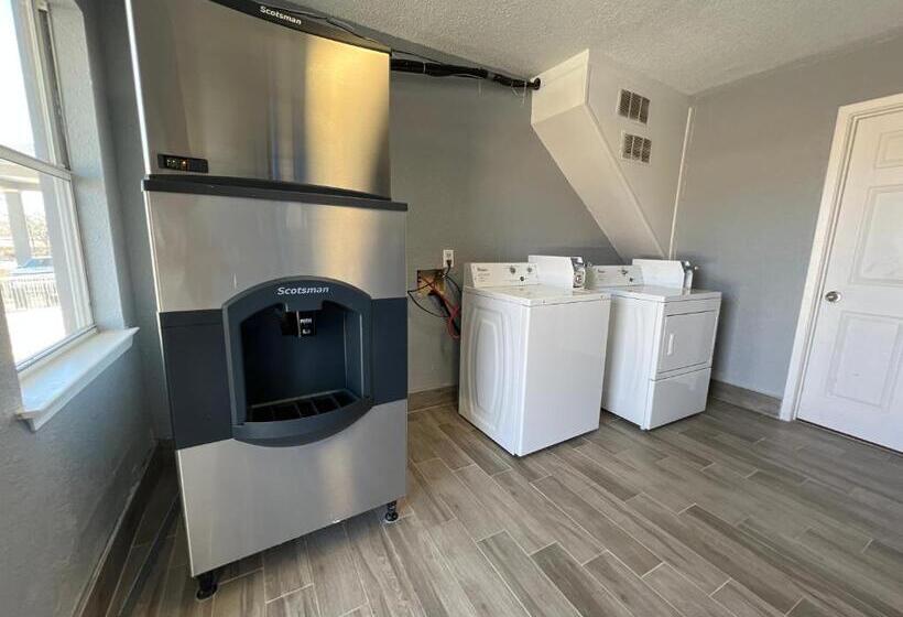 호텔 Days Inn By Wyndham Suites Fredericksburg