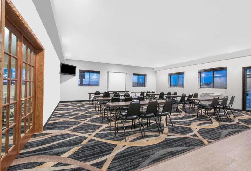 فندق Days Inn By Wyndham Watertown