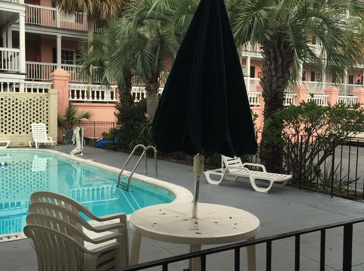 هتل Days Inn By Wyndham Charleston Historic District