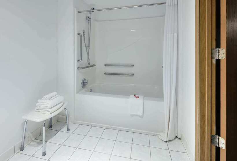 هتل Days Inn & Suites By Wyndham Bentonville