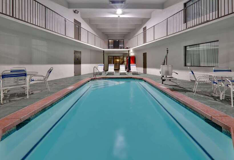 هتل Days Inn & Suites By Wyndham Bentonville