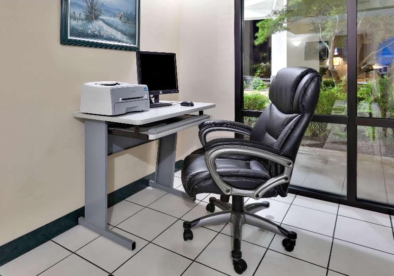 هتل Days Inn & Suites By Wyndham Bentonville