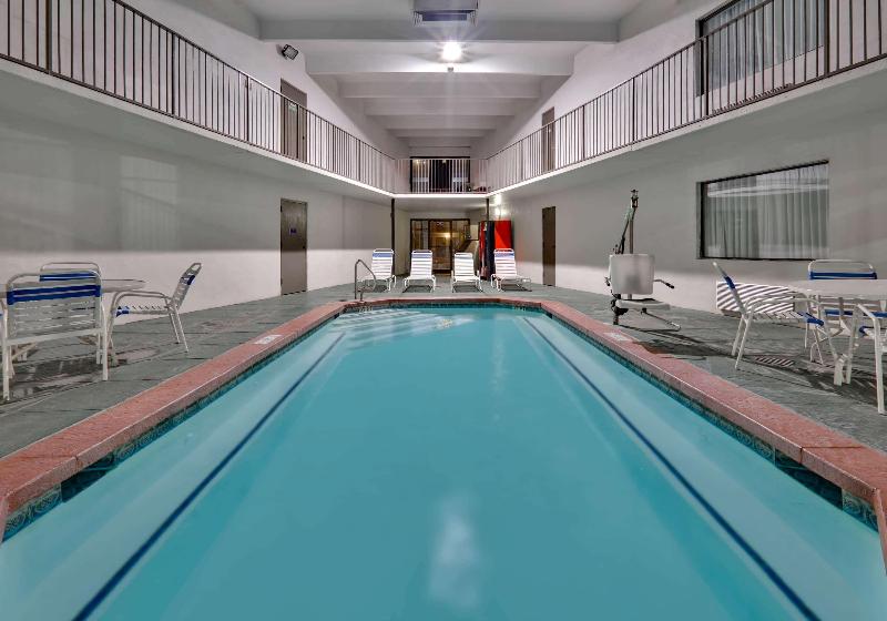 هتل Days Inn & Suites By Wyndham Bentonville