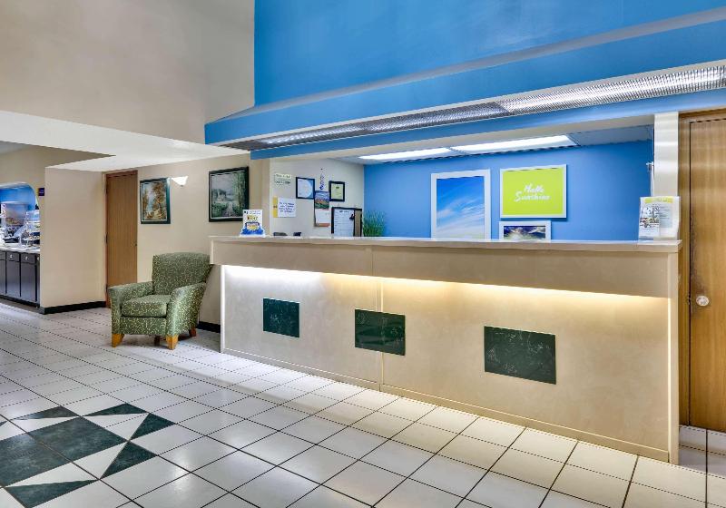 هتل Days Inn & Suites By Wyndham Bentonville