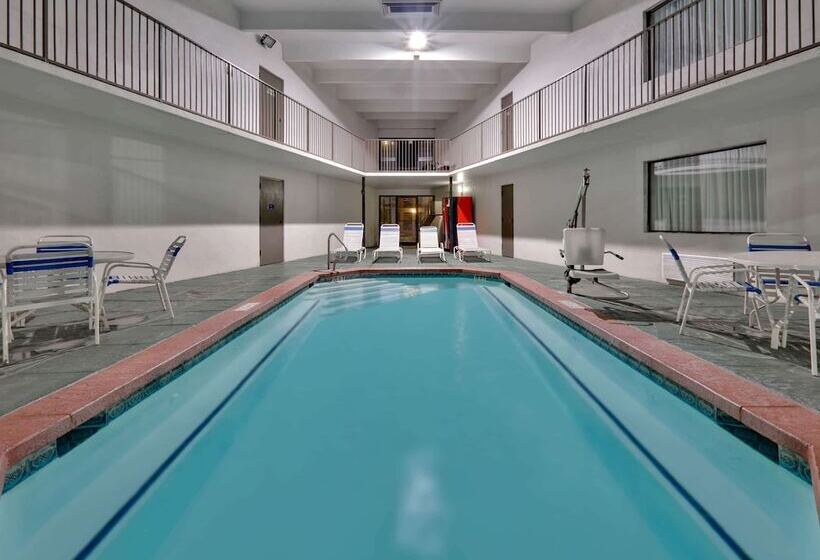 هتل Days Inn & Suites By Wyndham Bentonville