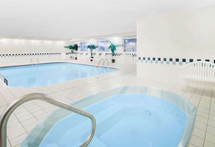 בית מלון כפרי Days Inn & Suites By Wyndham Fargo 19th Ave/airport Dome