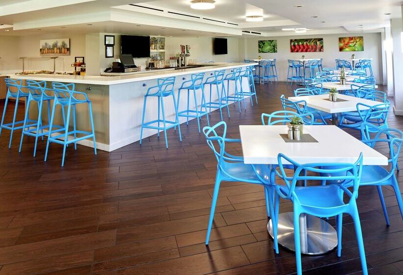 Doubletree By Hilton Hotel Alana   Waikiki Beach