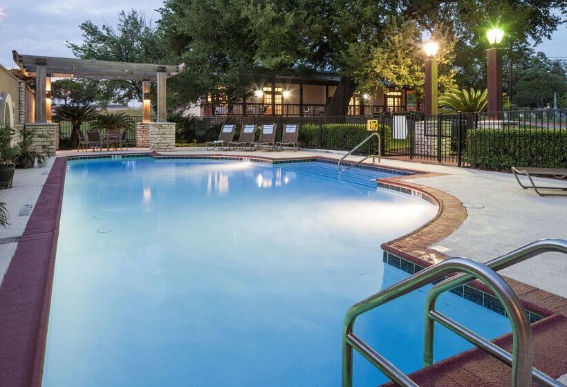 Hotel Doubletree By Hilton Austin University Area