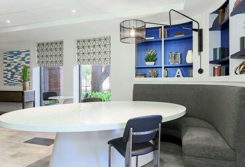 Отель Doubletree By Hilton Austin University Area