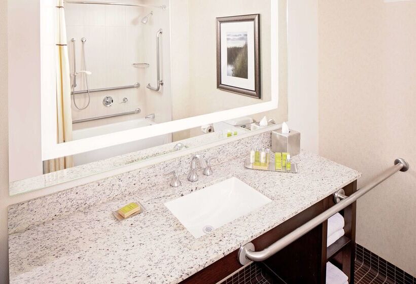 Doubletree By Hilton Hotel Boston Bayside