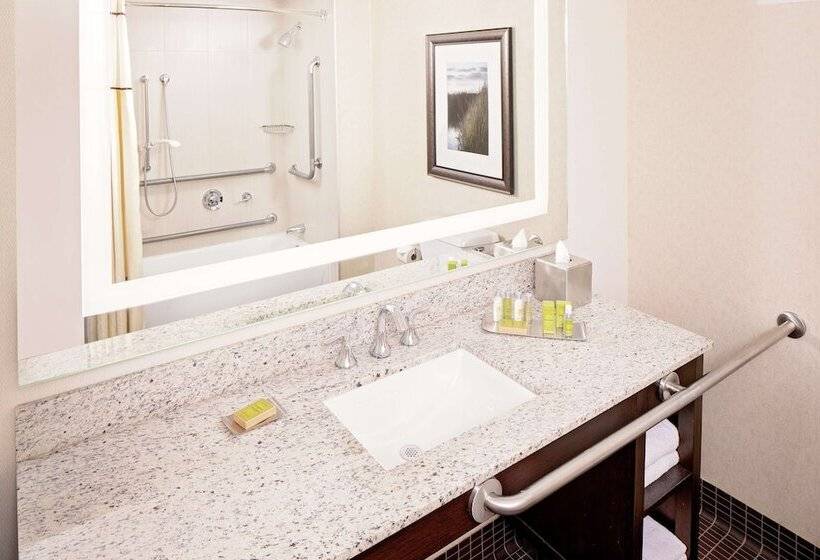 Doubletree By Hilton Hotel Boston Bayside