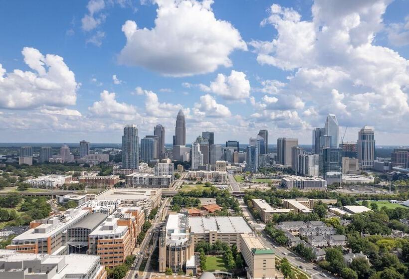 בית מלון כפרי Doubletree By Hilton Charlotte Uptown