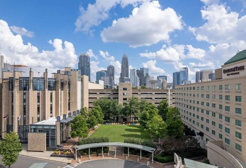 בית מלון כפרי Doubletree By Hilton Charlotte Uptown