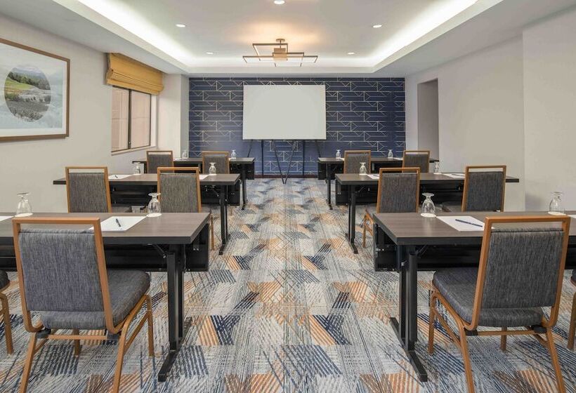 هتل Doubletree By Hilton  San Francisco Airport