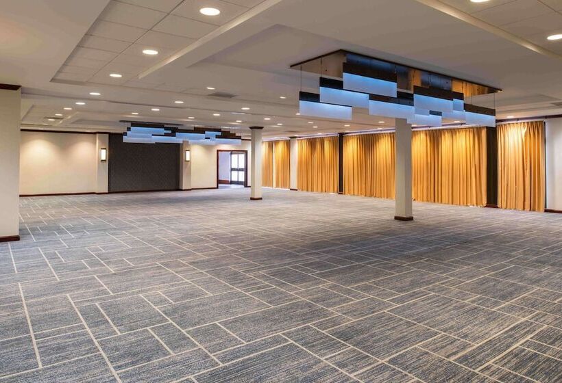 هتل Doubletree By Hilton  San Francisco Airport