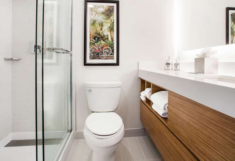 هتل Doubletree By Hilton New Orleans