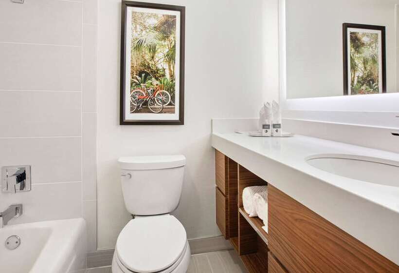 هتل Doubletree By Hilton New Orleans