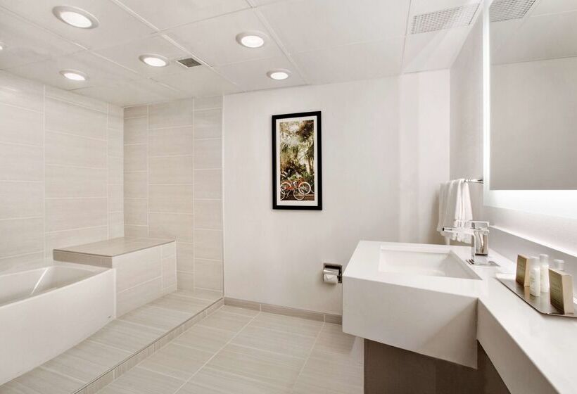 هتل Doubletree By Hilton New Orleans