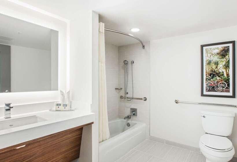 هتل Doubletree By Hilton New Orleans