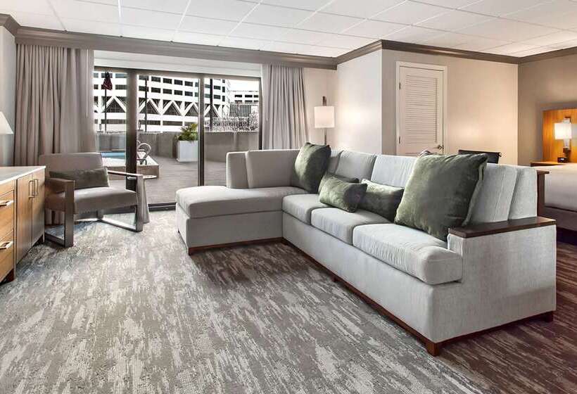 هتل Doubletree By Hilton New Orleans