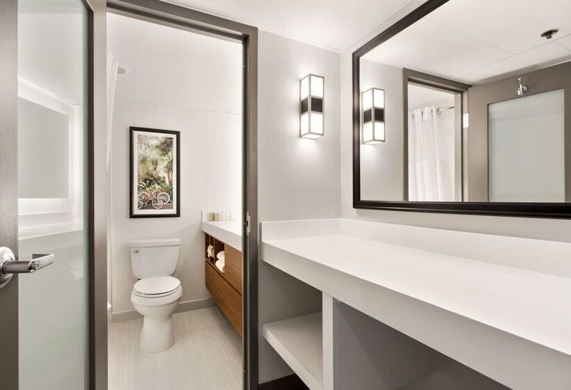 هتل Doubletree By Hilton New Orleans