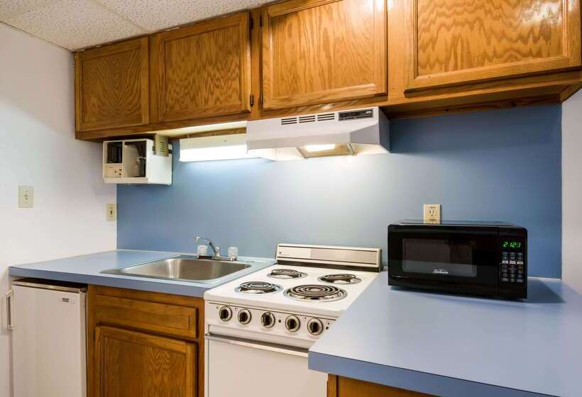 ホテル Econo Lodge Inn & Suites Lake Harmony   Pocono Mountains Area