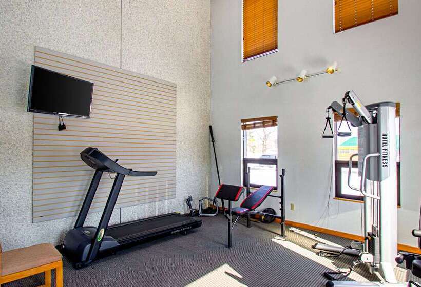 호텔 Econo Lodge Inn & Suites