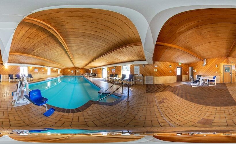 هتل Econo Lodge Inn & Suites