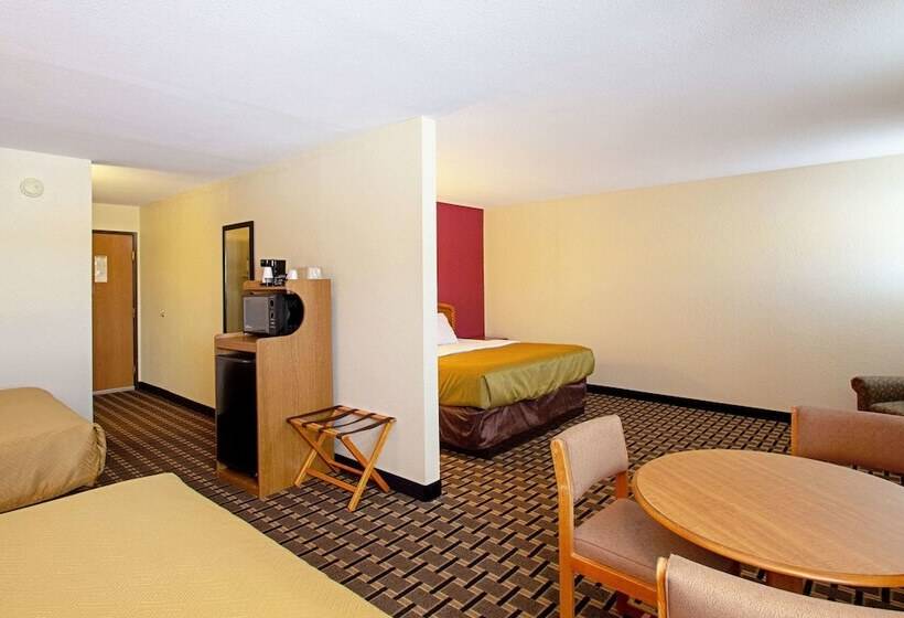 هتل Econo Lodge Inn & Suites