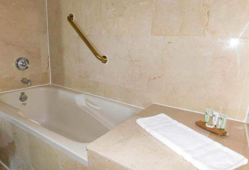 فندق Ramada By Wyndham North Bergen