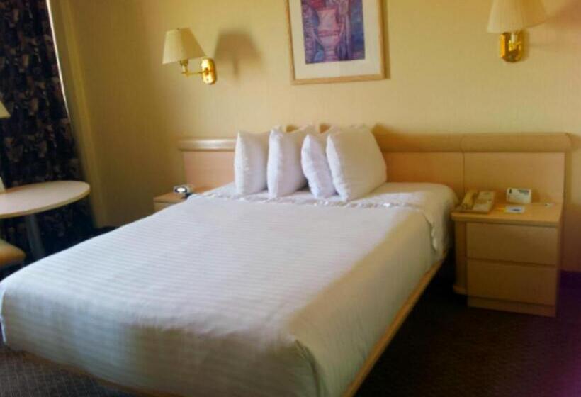 فندق Ramada By Wyndham North Bergen