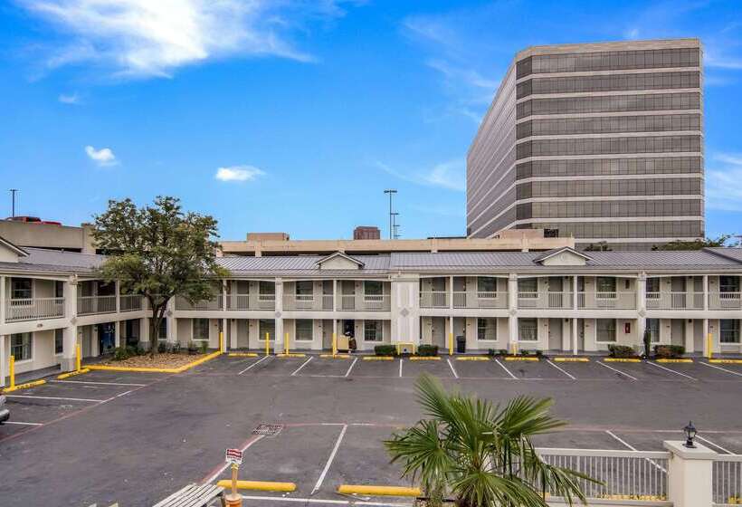 Отель Quality Inn & Suites Dallas Cityplace