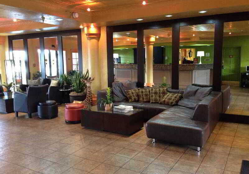 فندق Red Roof Inn Plus & Suites Tampa