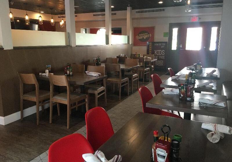 فندق Red Roof Inn Plus & Suites Tampa