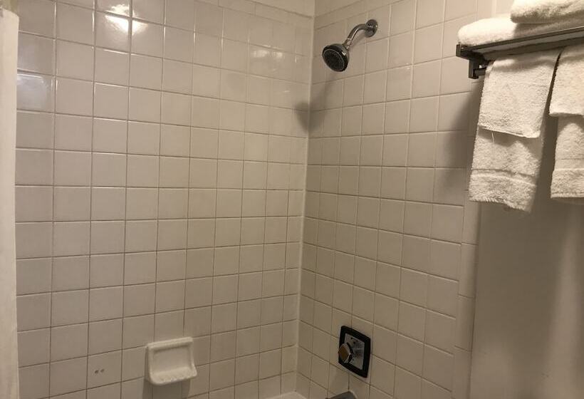 فندق Devils Lake Inn