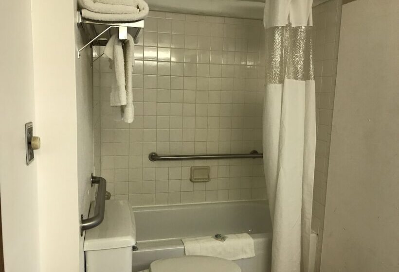 فندق Devils Lake Inn