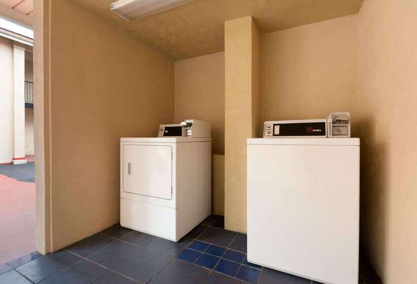 Отель Super 8 By Wyndham College Park/atlanta Airport West