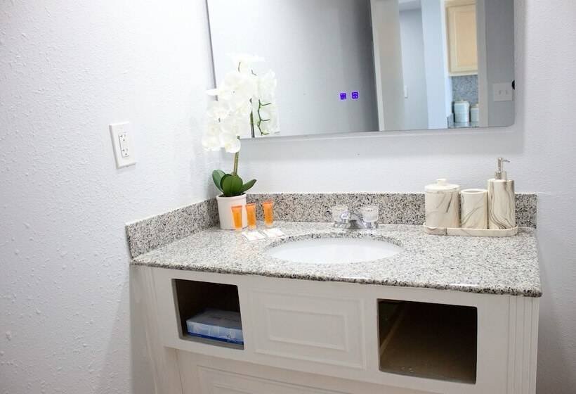 هتل Sun & Sand Resort Oceanfront Suites