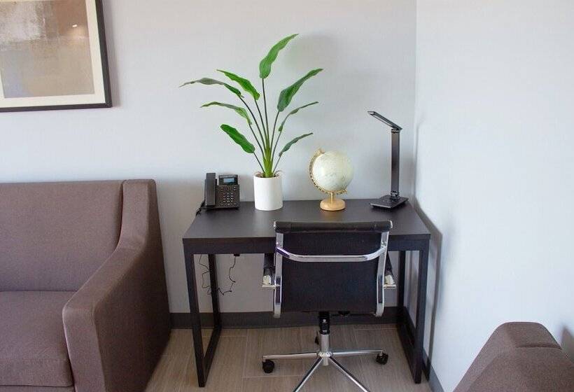 هتل Sun & Sand Resort Oceanfront Suites