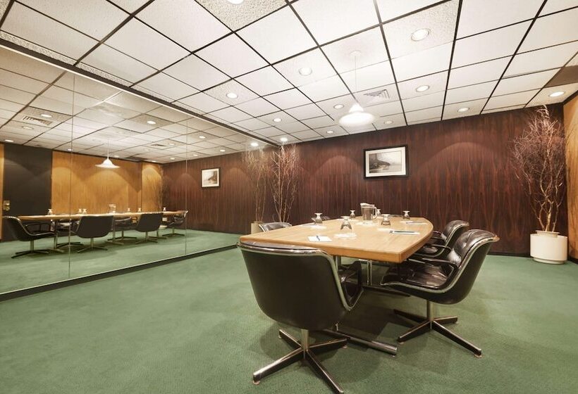 Отель Wyndham Garden At Niagara Falls