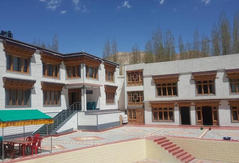 Отель Vamoose Layul