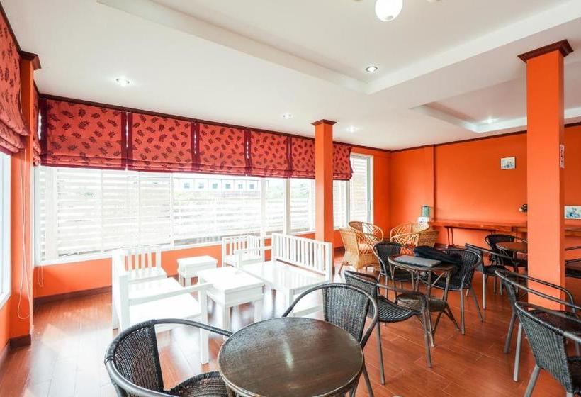 호스텔 Oyo 359 Golden Nakara Place