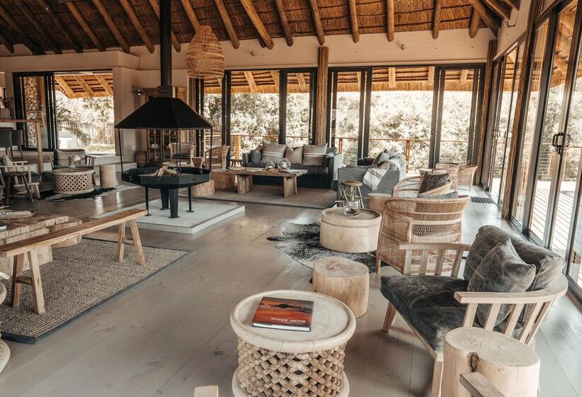 هتل Barefoot Addo Elephant Lodge